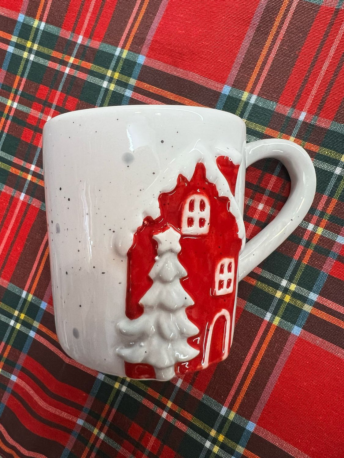 Tazza Natalizia in Ceramica Casetta Rossa  e Alberino