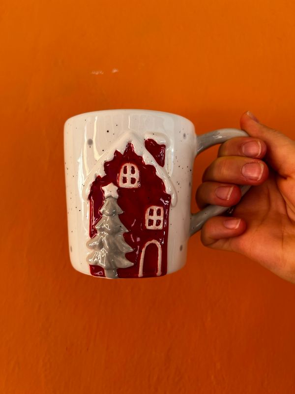 Tazza Natalizia in Ceramica Casetta Rossa  e Alberino