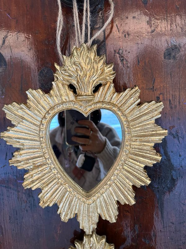 Specchio Cuore Sacro Fiamme Medio in Resina Specchio Cuore Sacro Fiamme Medio in Resina