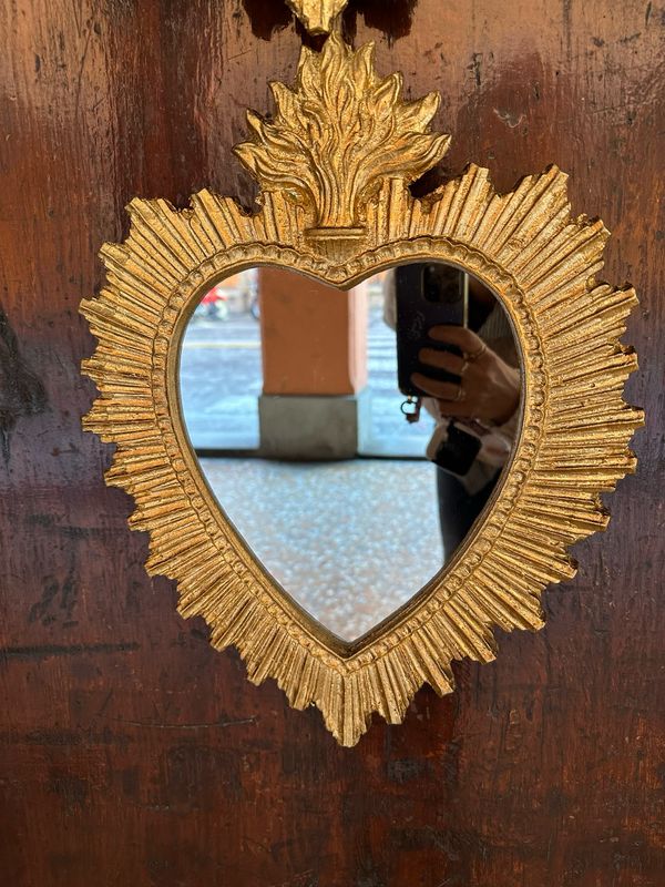 Specchio Cuore Sacro Fiamme Grande in Resina Specchio Cuore Sacro Fiamme Grande in Resina