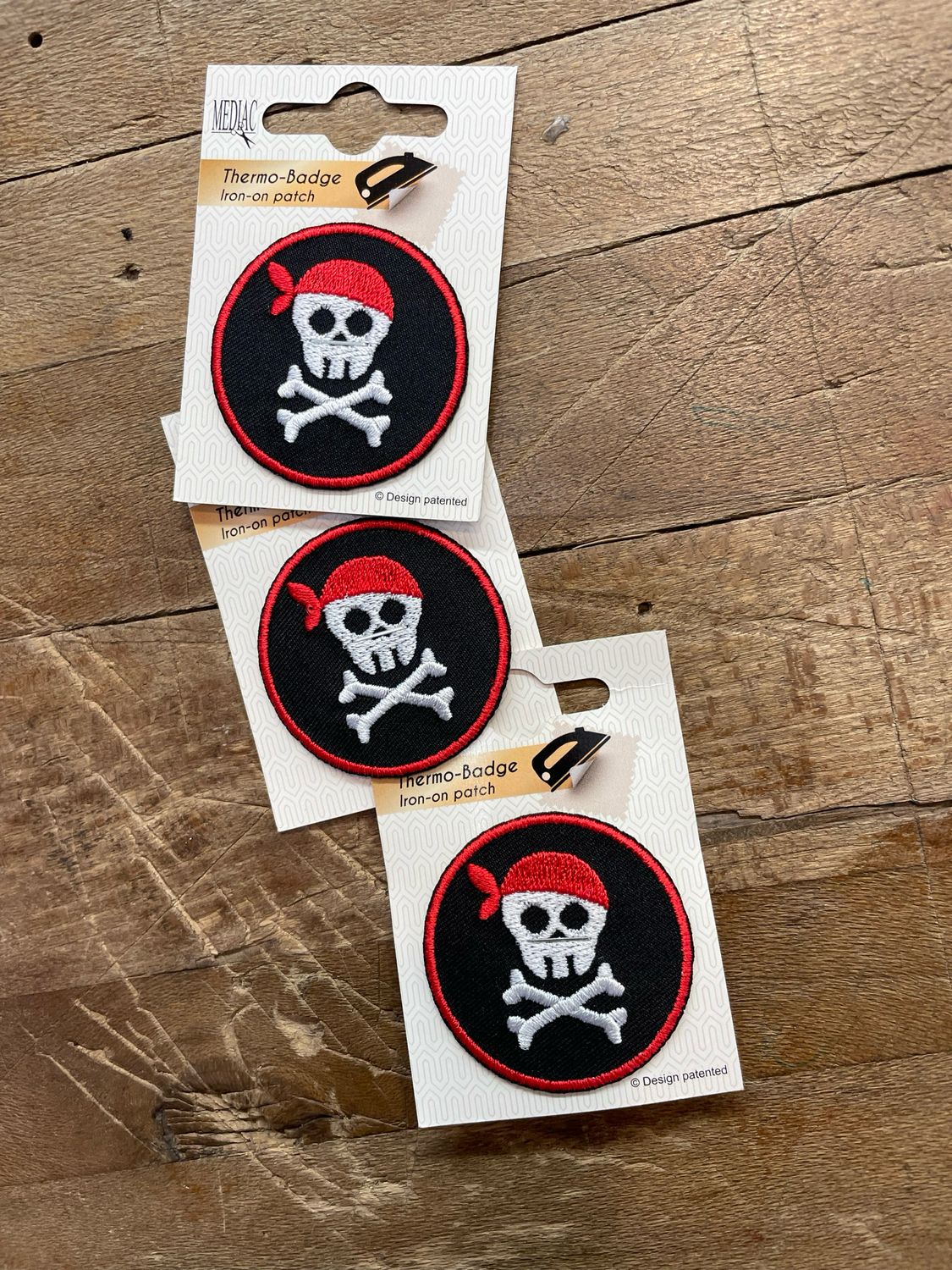 Applicazione Teschio con ossa