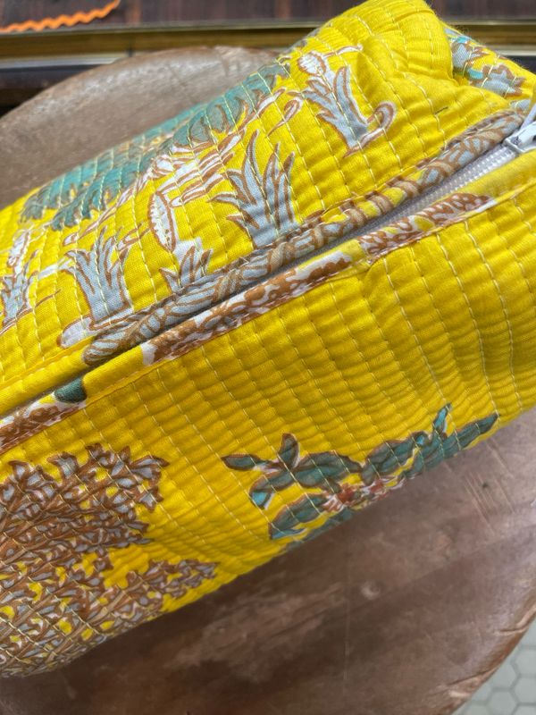 Beauty Indiani Giallo con foglie verdi Beauty Indiani Giallo con foglie verdi