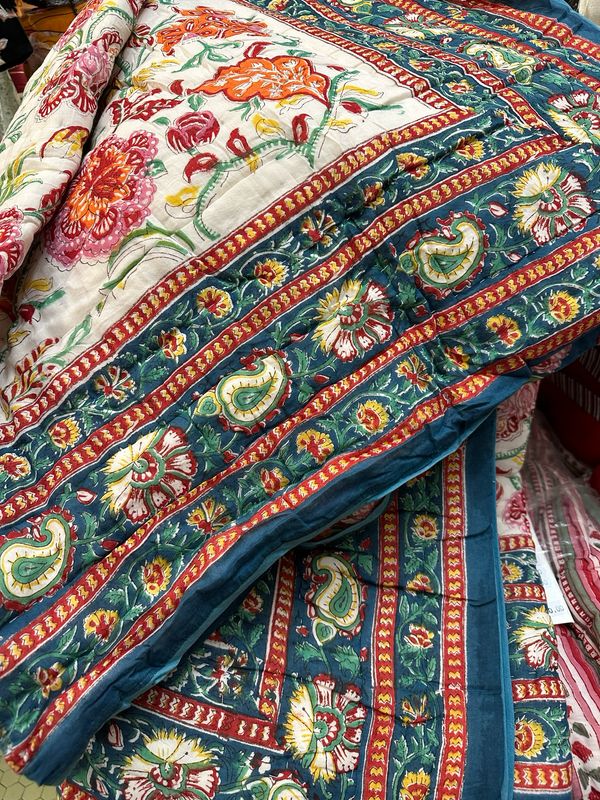 Trapunta Morbida 150x225 LETTO SINGOLO Bianco e Fiori Rosso Arancio Trapunta Morbida 150x225 LETTO SINGOLO Bianco e Fiori Rosso Arancio