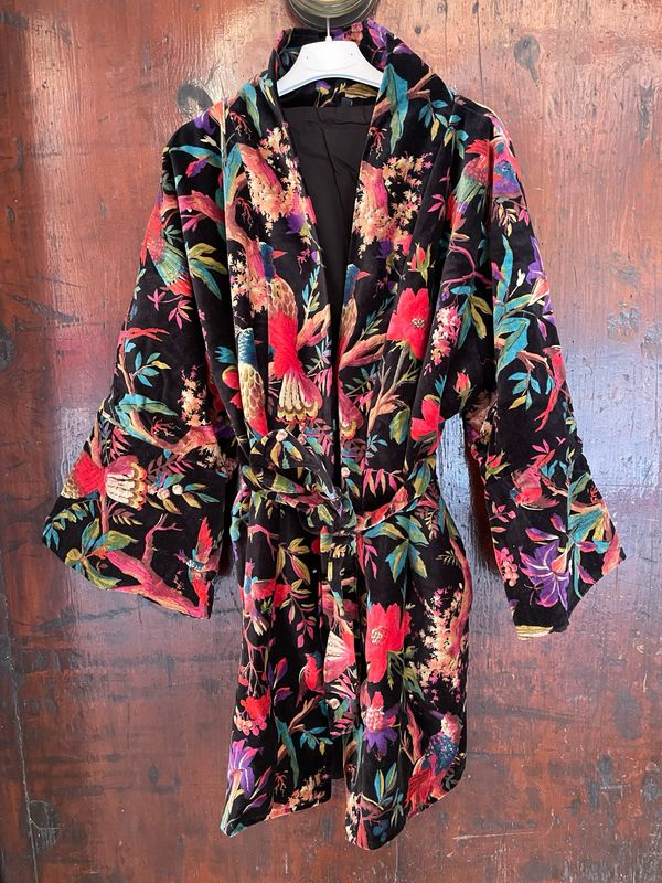Kimono in Velluto Indiano Nero con i Pappagalli Rossi