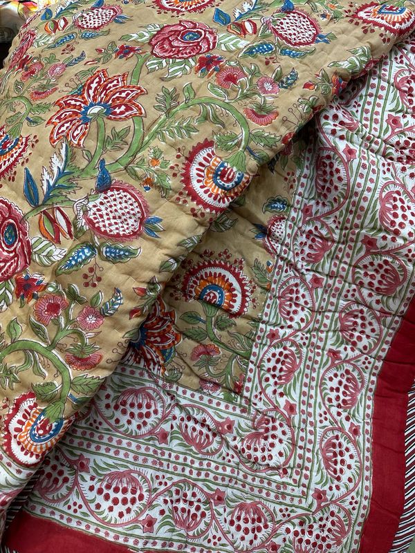 Trapunta Morbida 270x270 MATRIMONIALE Beige e Fiori Rossi Trapunta Morbida 270x270 MATRIMONIALE Beige e Fiori Rossi