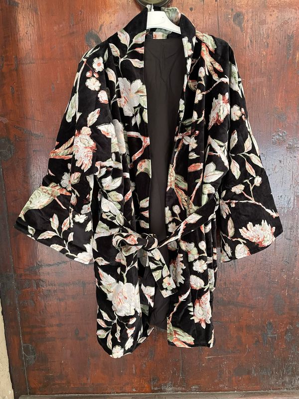 Kimono in Velluto Indiano Nero con i Pappagalli Grigi