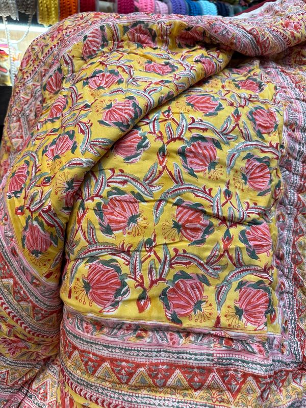 Trapunta Morbida 150x225 SINGOLO Giallo e Fiori Verdi e Rosa Trapunta Morbida 150x225 SINGOLO Giallo e Fiori Verdi e Rosa