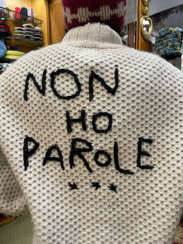 Ricamo Creativo Base: Nome Ricamato sul Maglione