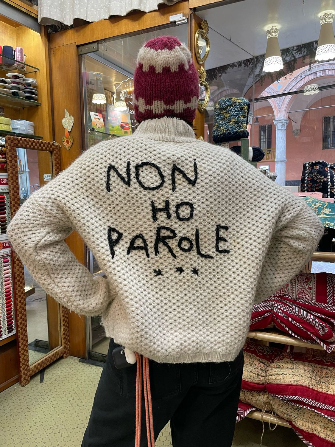 Ricamo Creativo Base: Frase Ricamata su Maglione