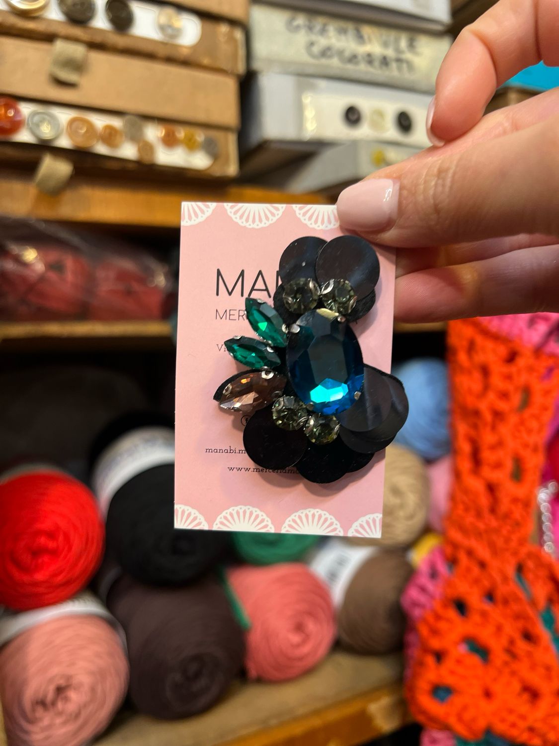 Spilla Manabì Paillettes e Cristalli Blu Spilla Manabì Paillettes e Cristalli Blu