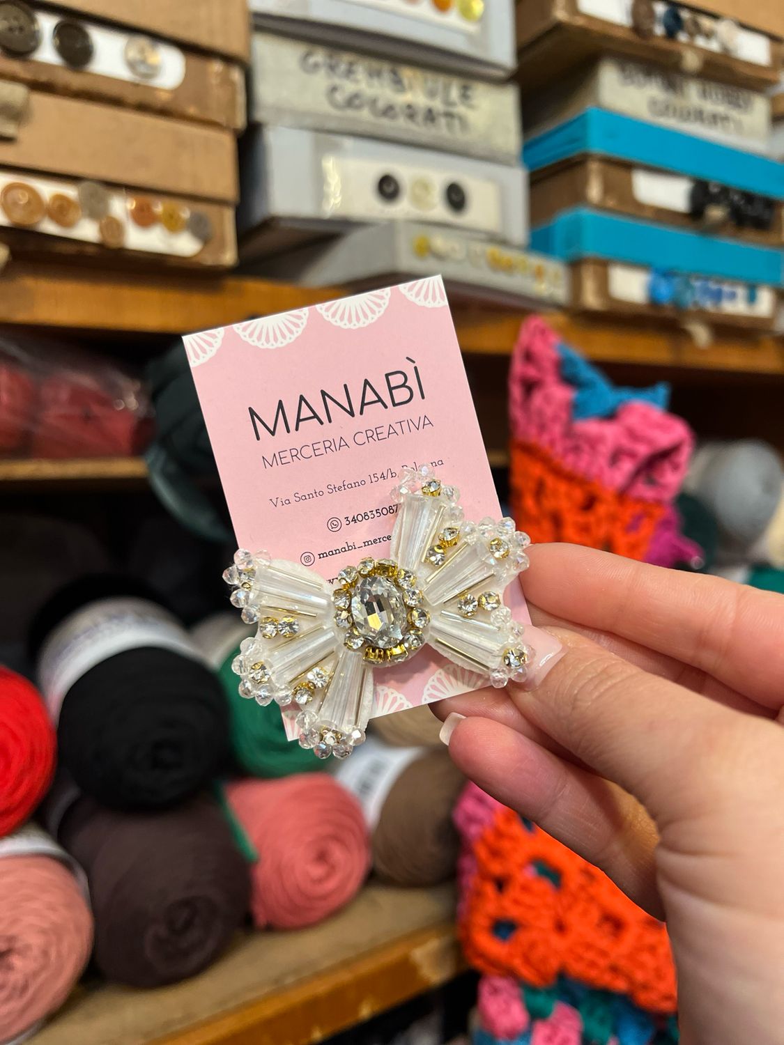 Spilla Manabì Fiocco Pietre Bianco