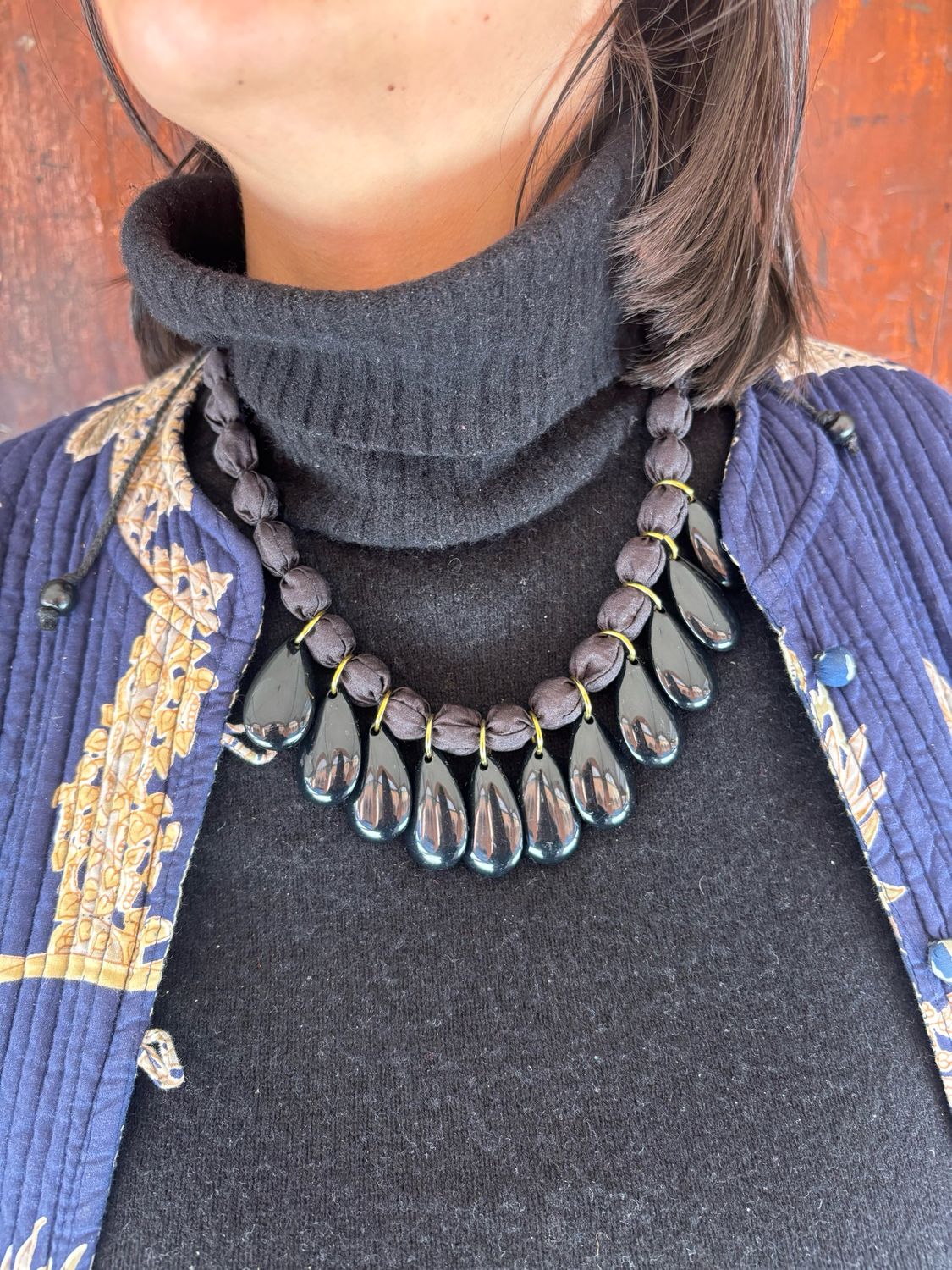 Collana Indonesia Seta e pasta di Vetro, colore: nero