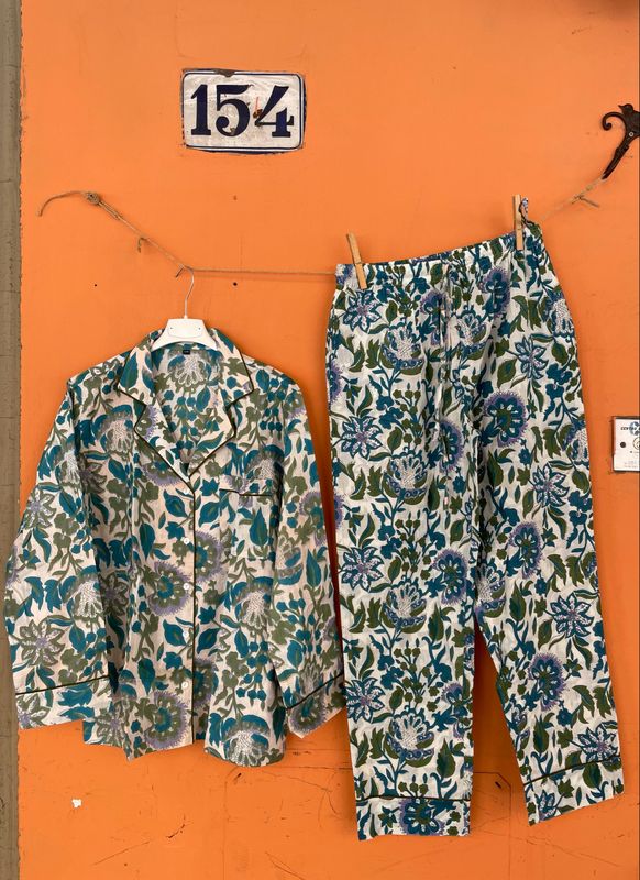 Pigiamino Indiano Lungo Base Bianca e Fiori Blu