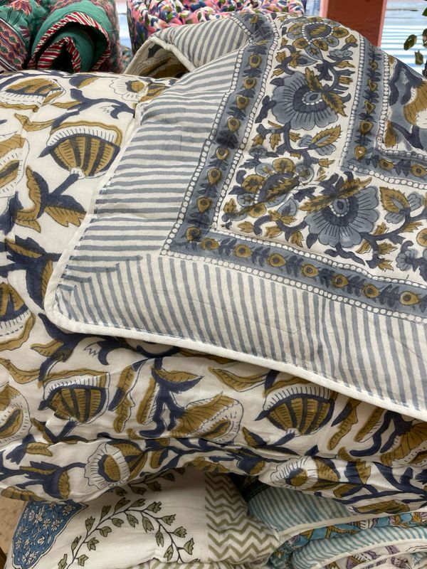 Trapunta Morbida 150x225 LETTO SINGOLO fiori grigi