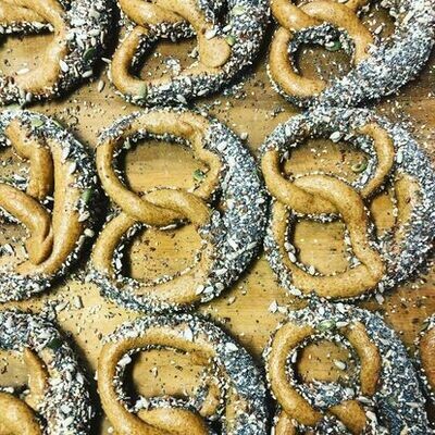 Pretzel with Seeds