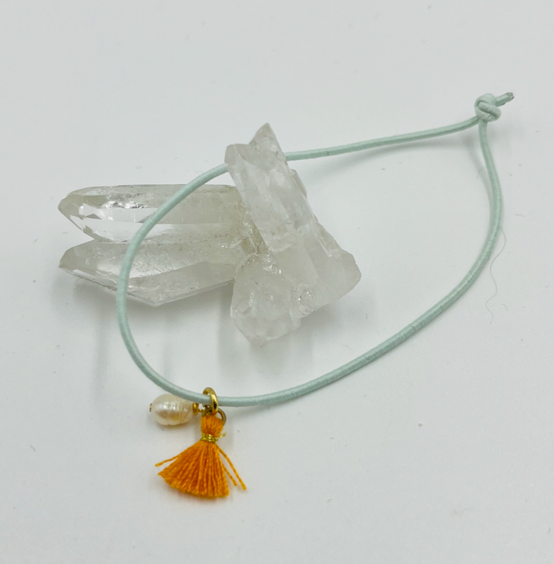 Glücksbringer Armband mit Quaste und Süsswasserperle hellblau