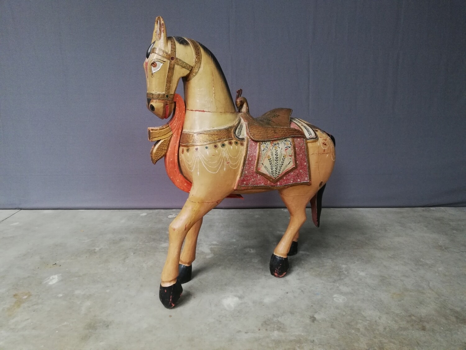 Groot antiek houten paard
