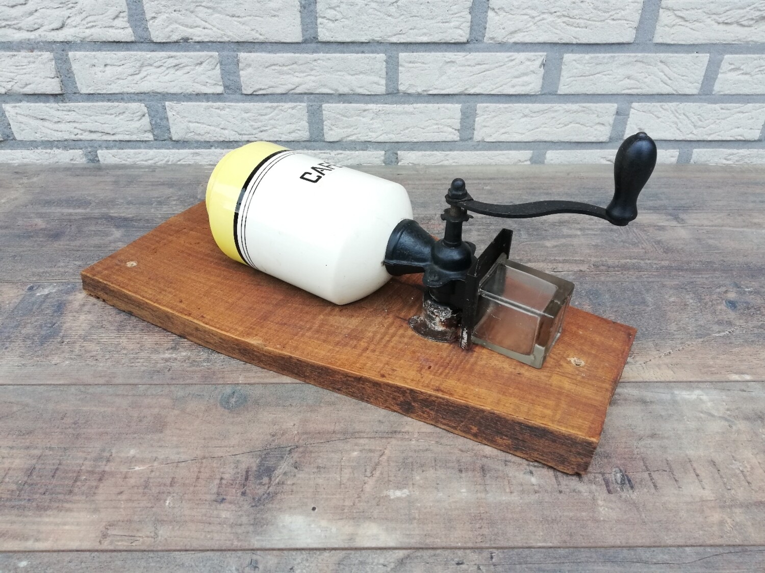 Oude wand koffiemolen