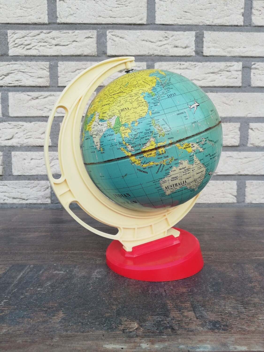Vintage blikken wereldbol rood
