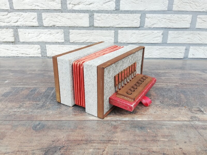 Oude speelgoed accordeon