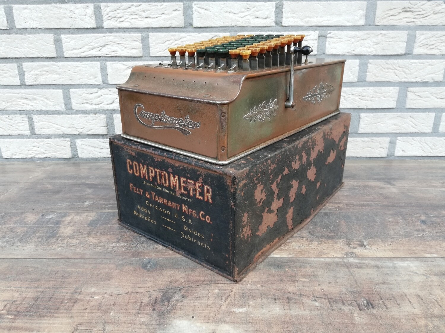 Antieke comptometer met originele cover