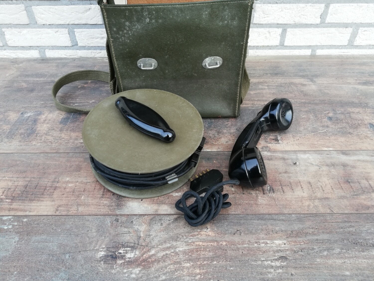 Bakelieten veldtelefoon 1964
