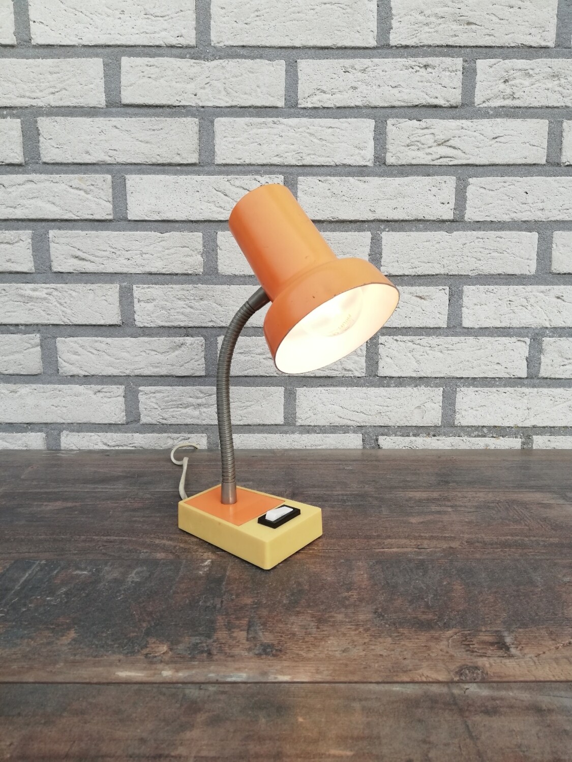 Vintage bureaulampje oranje SIS
