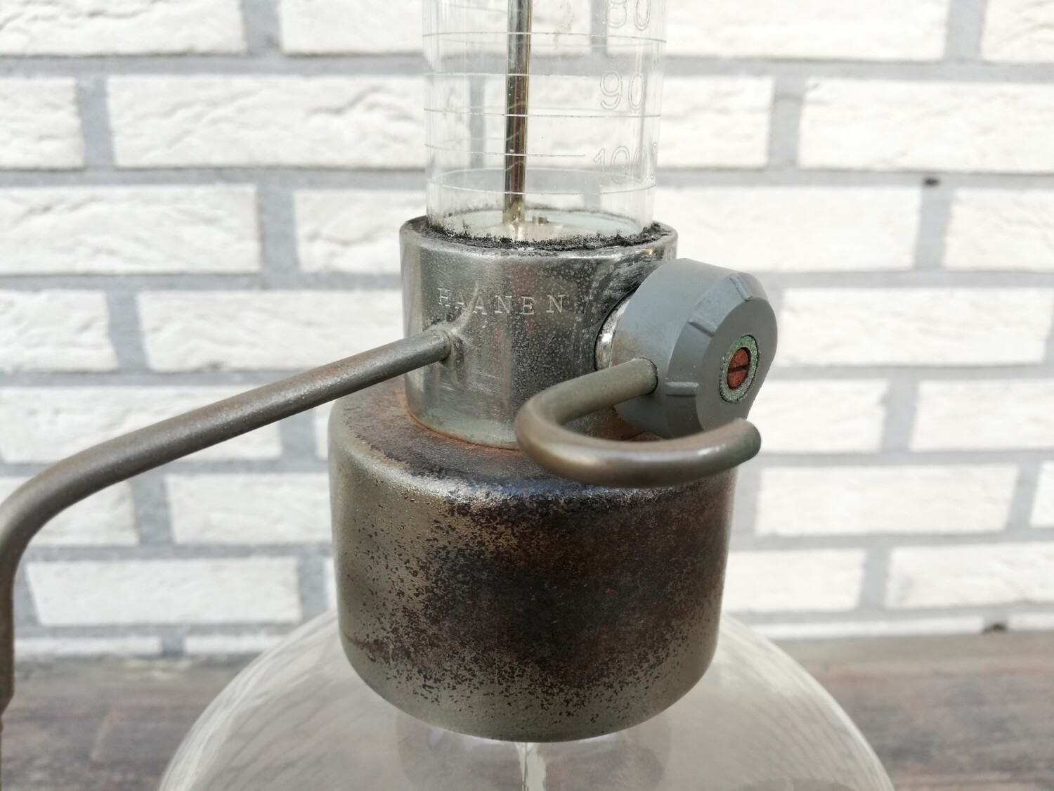 Grote glazen parfum hervul fles