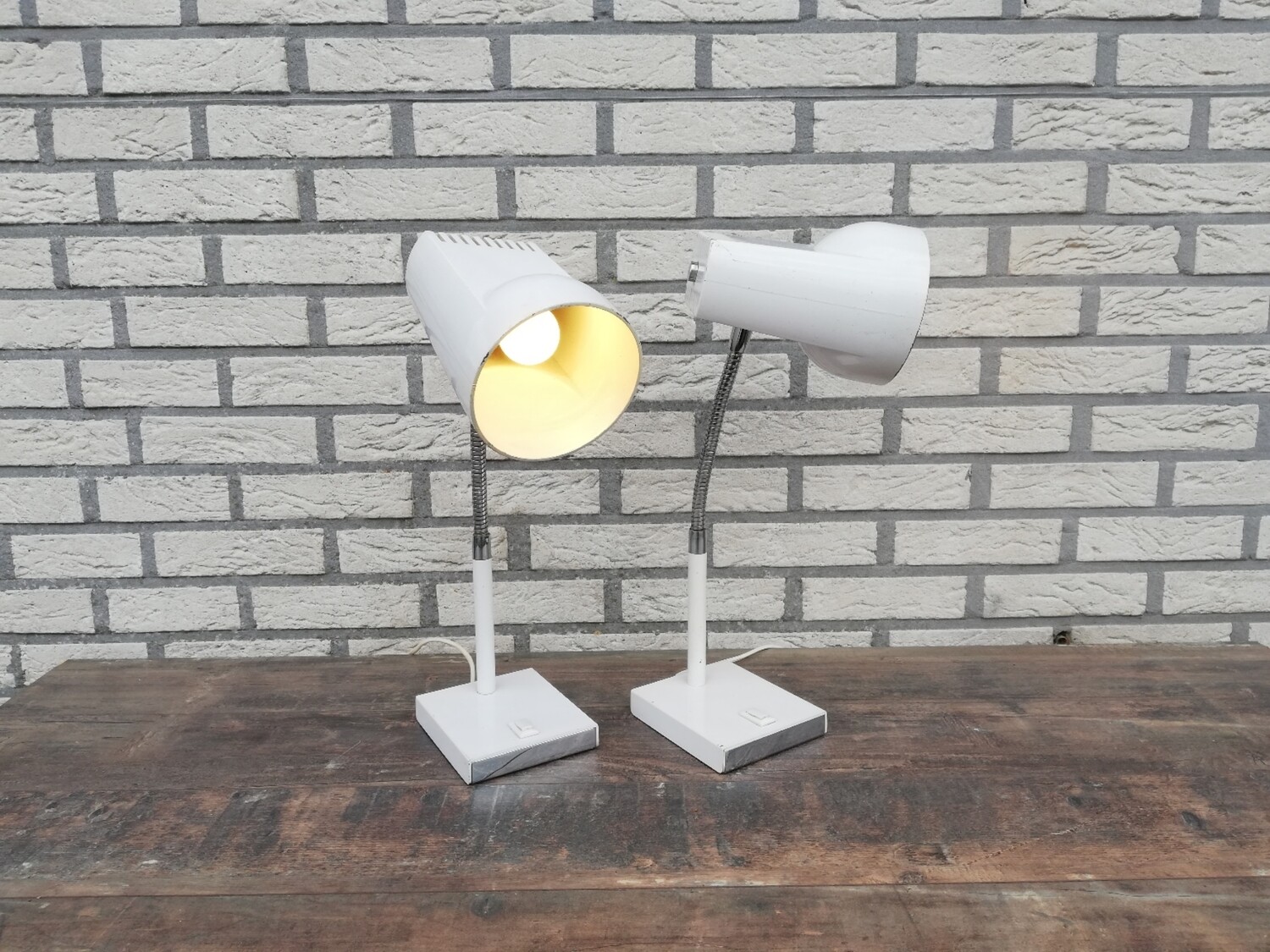 Duo vintage witte bureaulampen