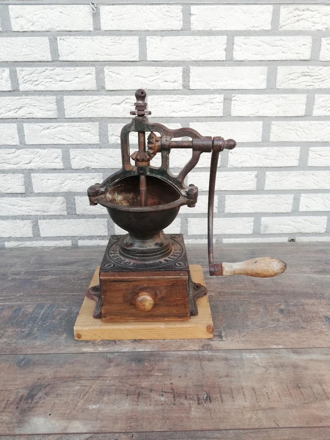Antieke koffiemolen Peugeot Frères 1A