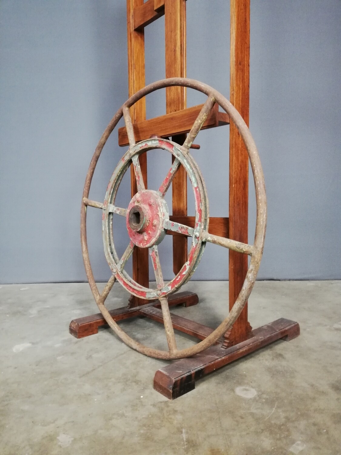Groot ijzeren scheepsstuur