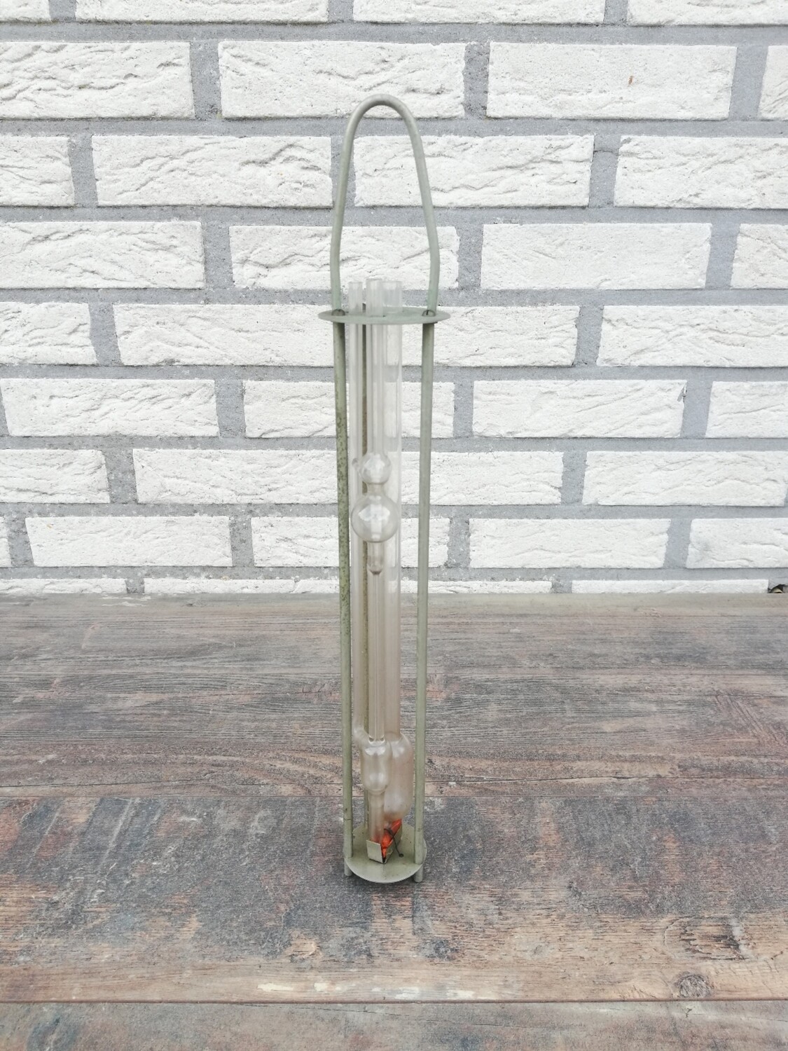 Mondgeblazen laboglas in houder