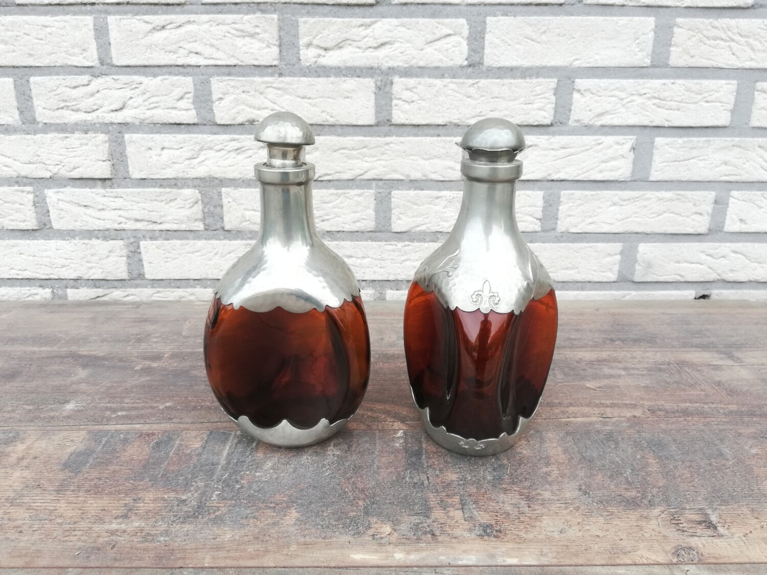 2 whisky karaffen glas & tin 1930's