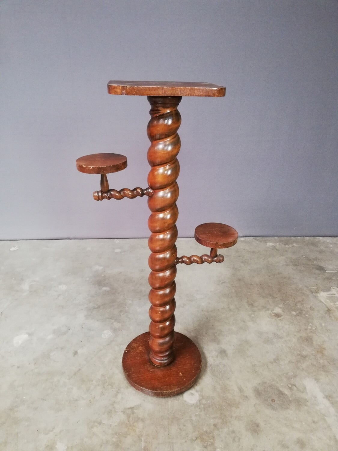 Hoge houten plantenstaander