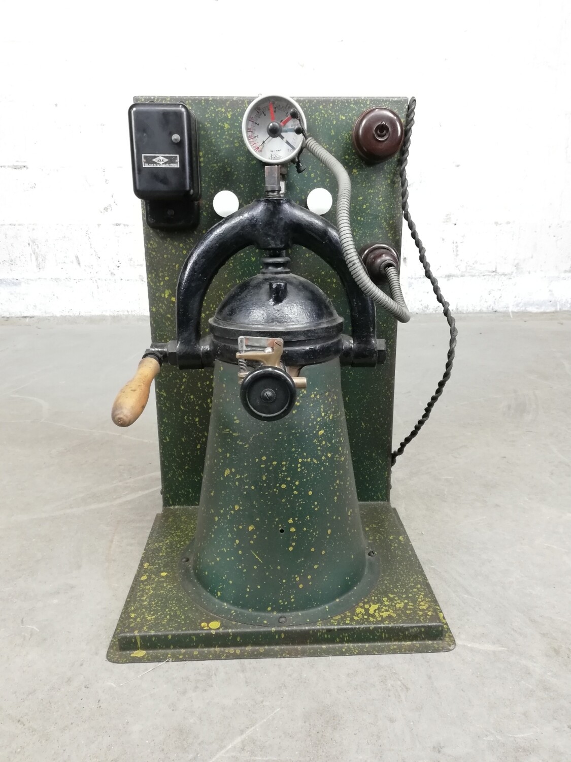 Antique dental vulcanizer