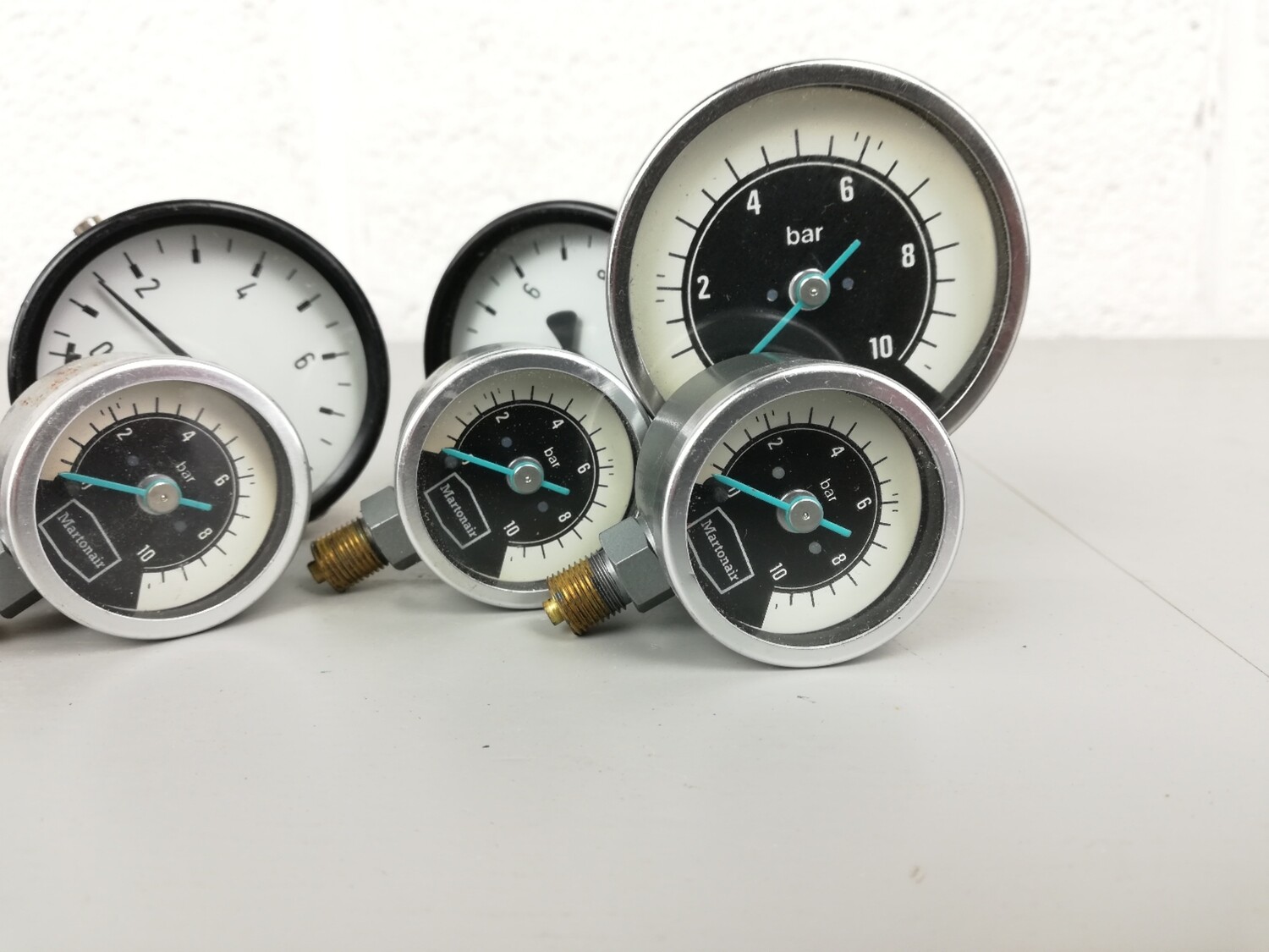 Lot pressure gauges