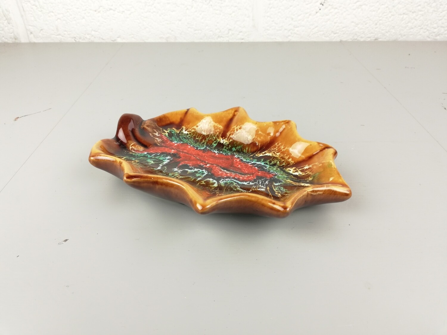 Vallauris dish leaf