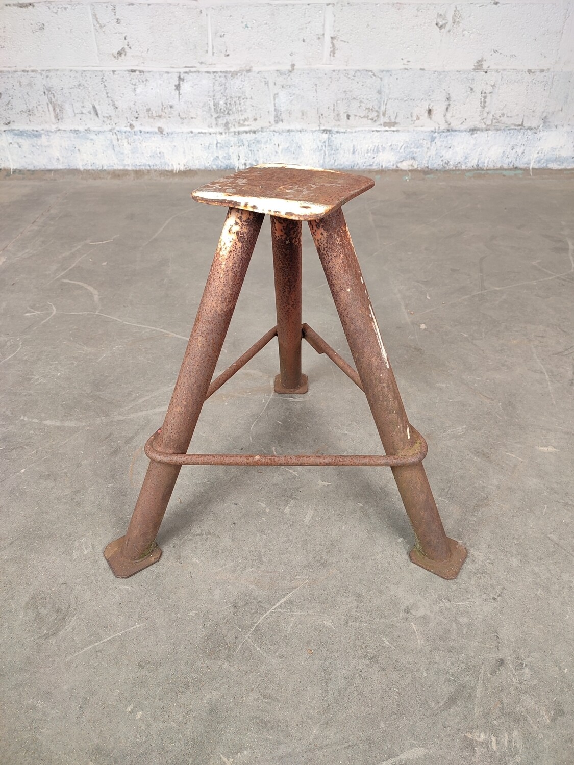 Heavy industrial tripod stand