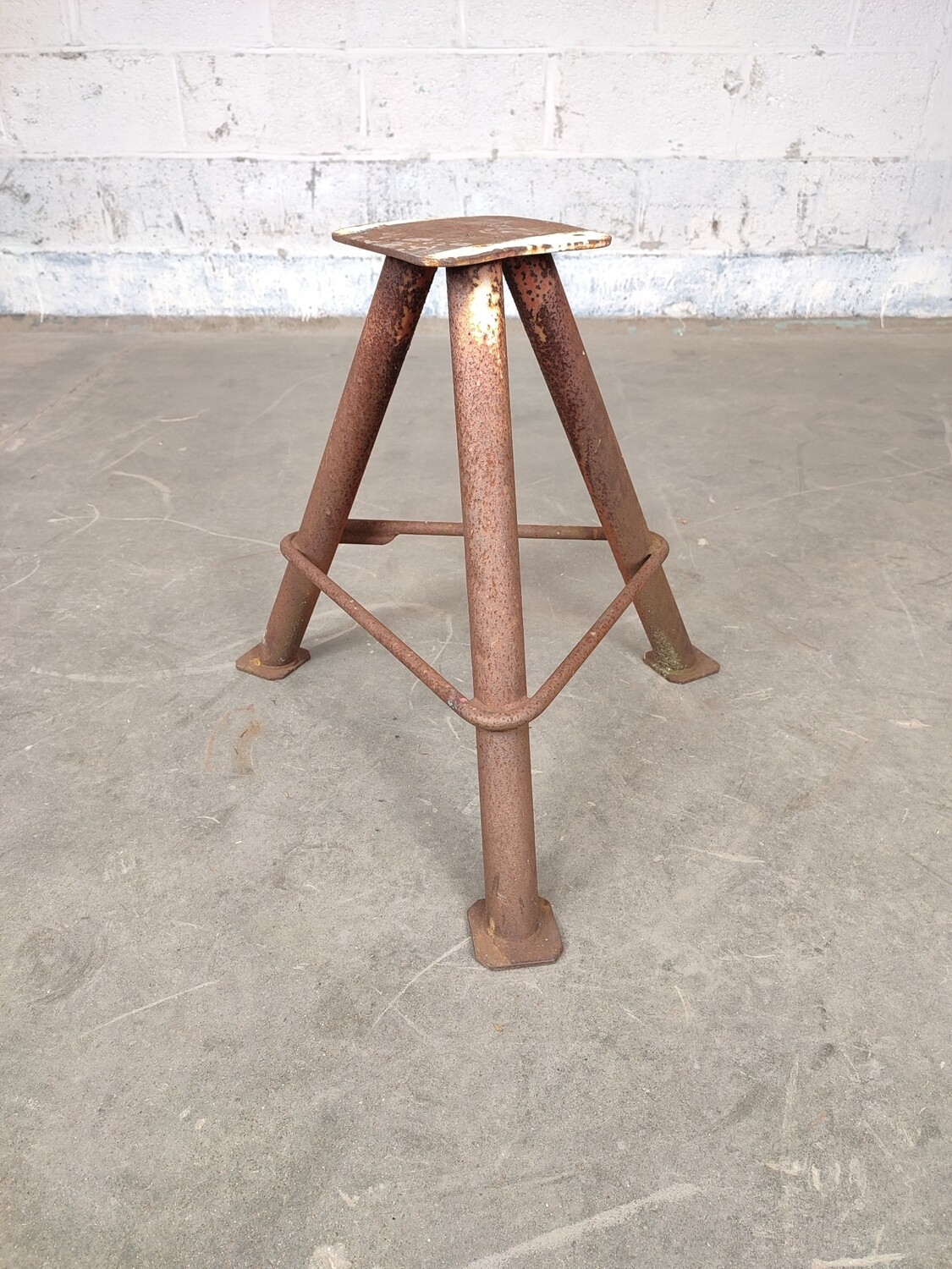 Heavy industrial tripod stand