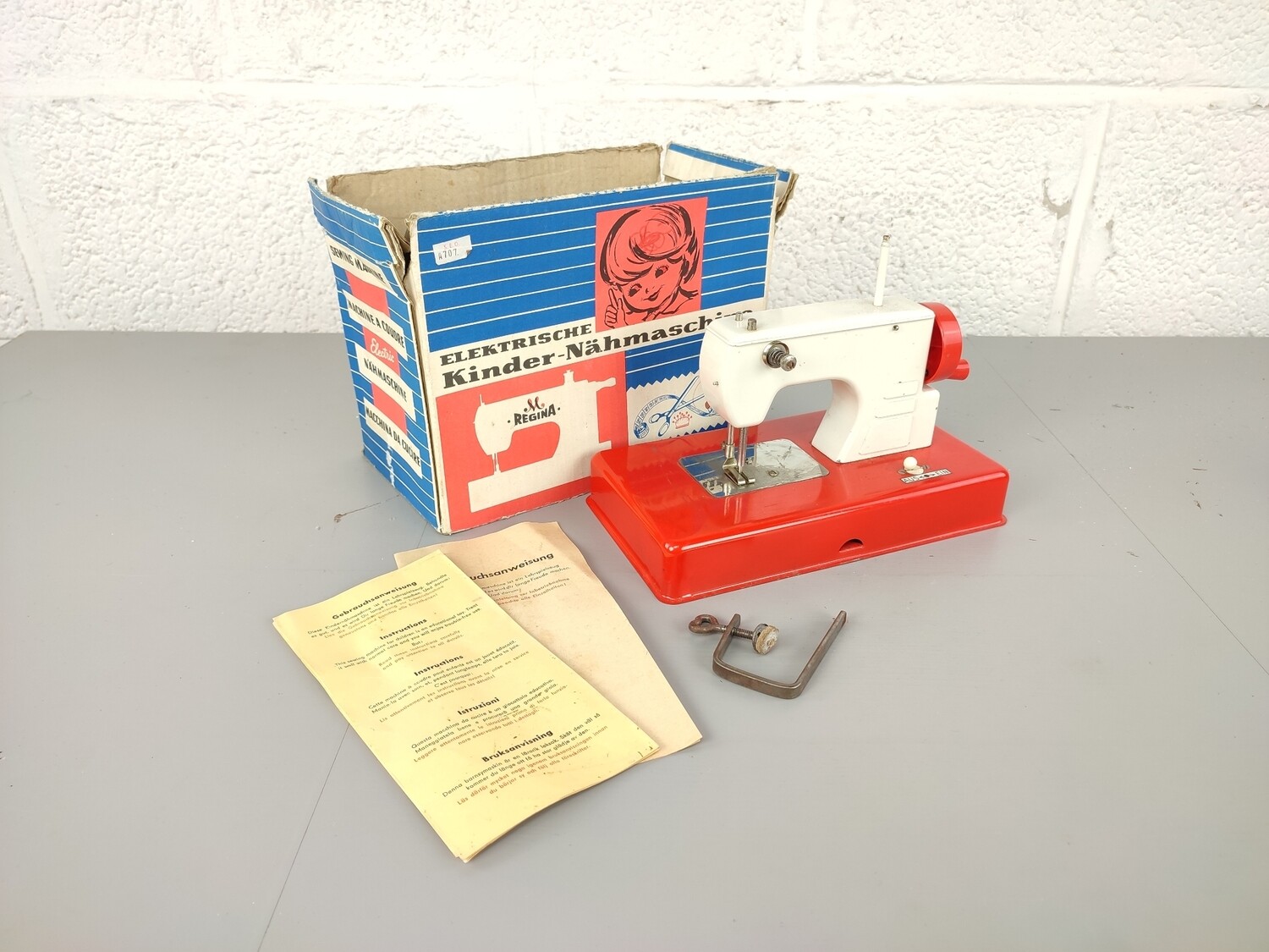 Vintag eRegina childer's sewing machine
