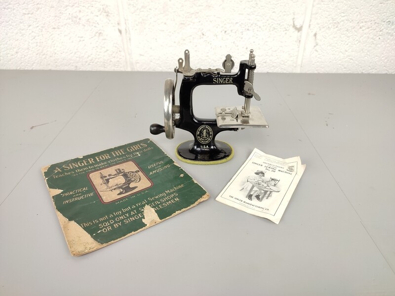 Antique Singer No.20 sewing machine