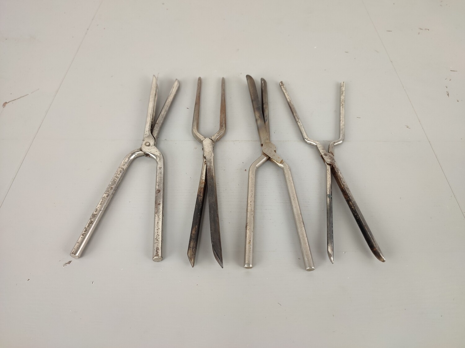 4 old metal curling irons