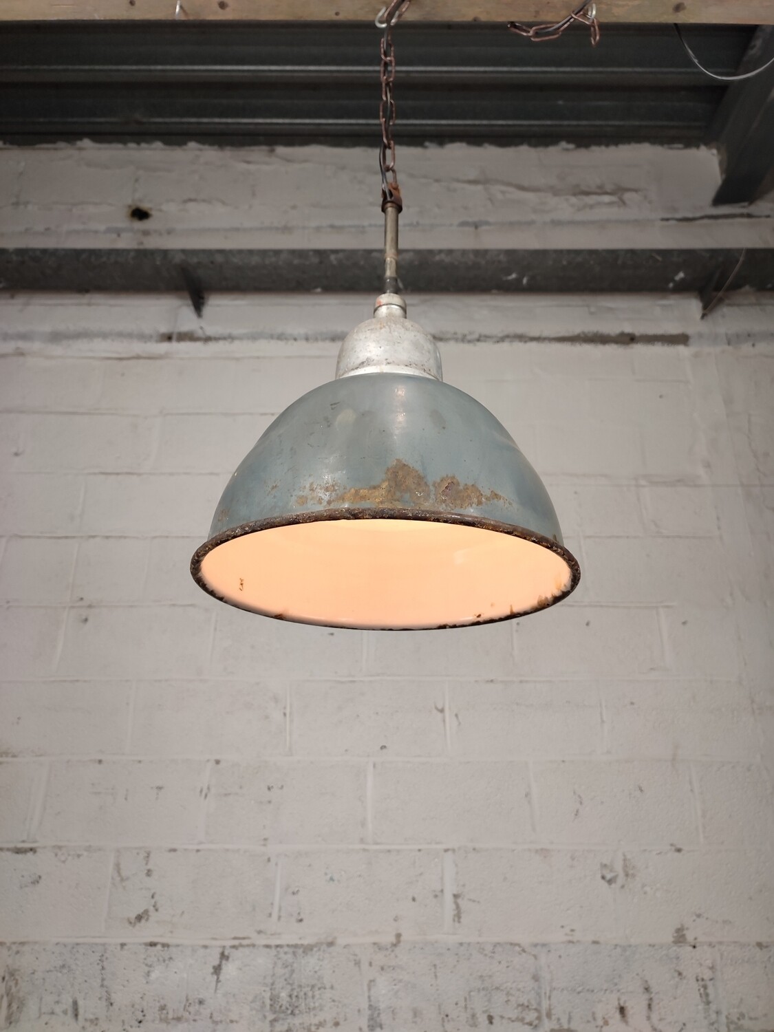 Industrial enamel pendant lamp