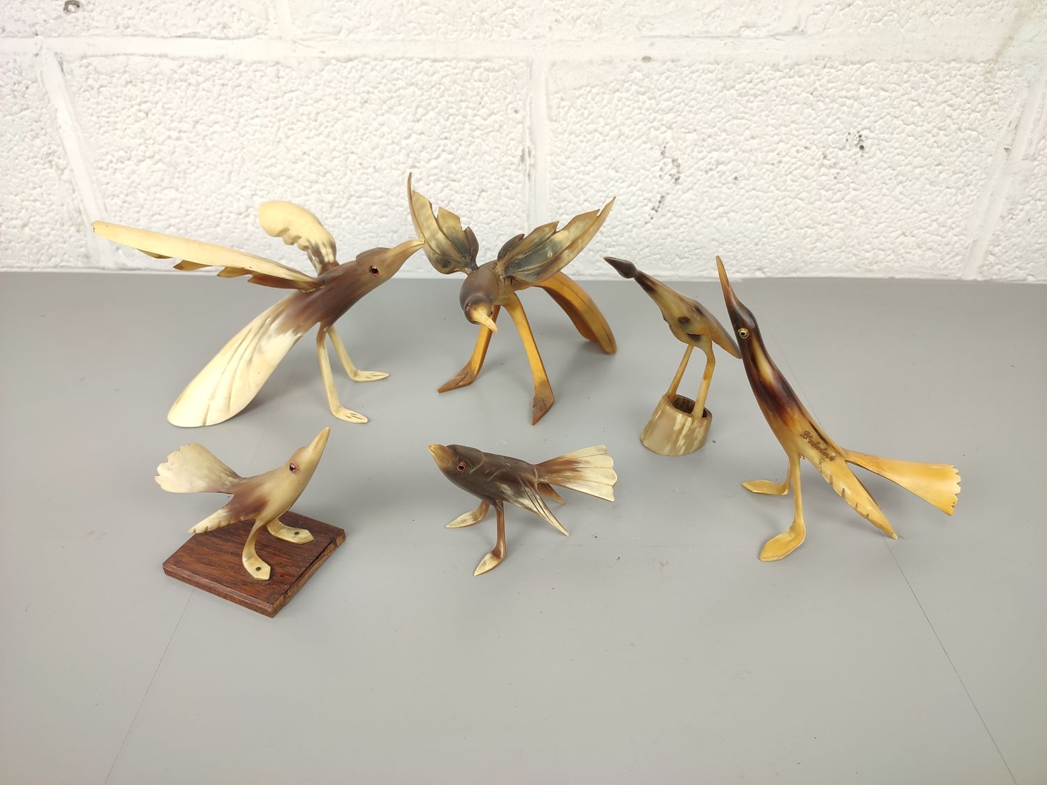 Set of 6 birds in horn