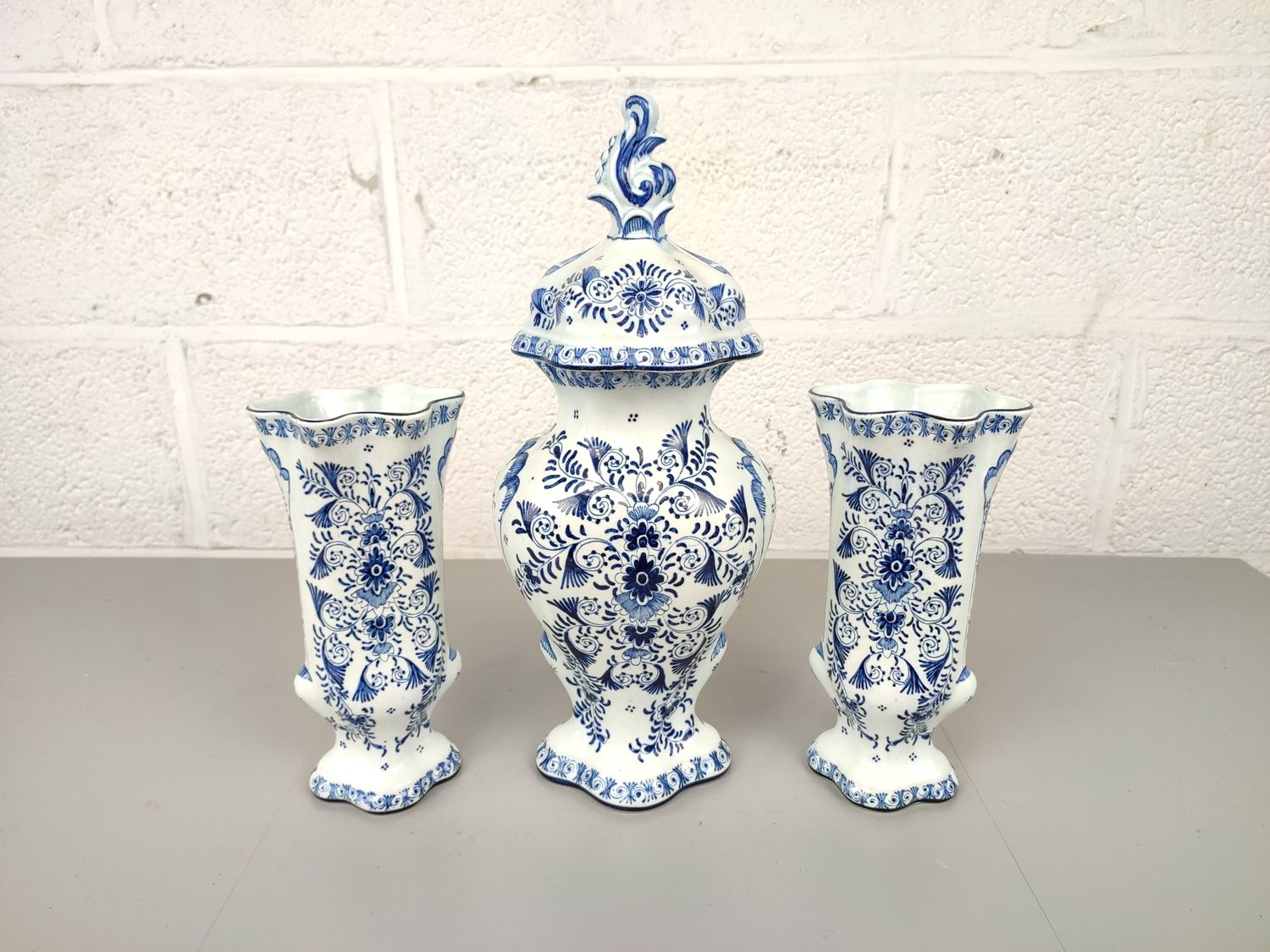 3 Delft blue vases