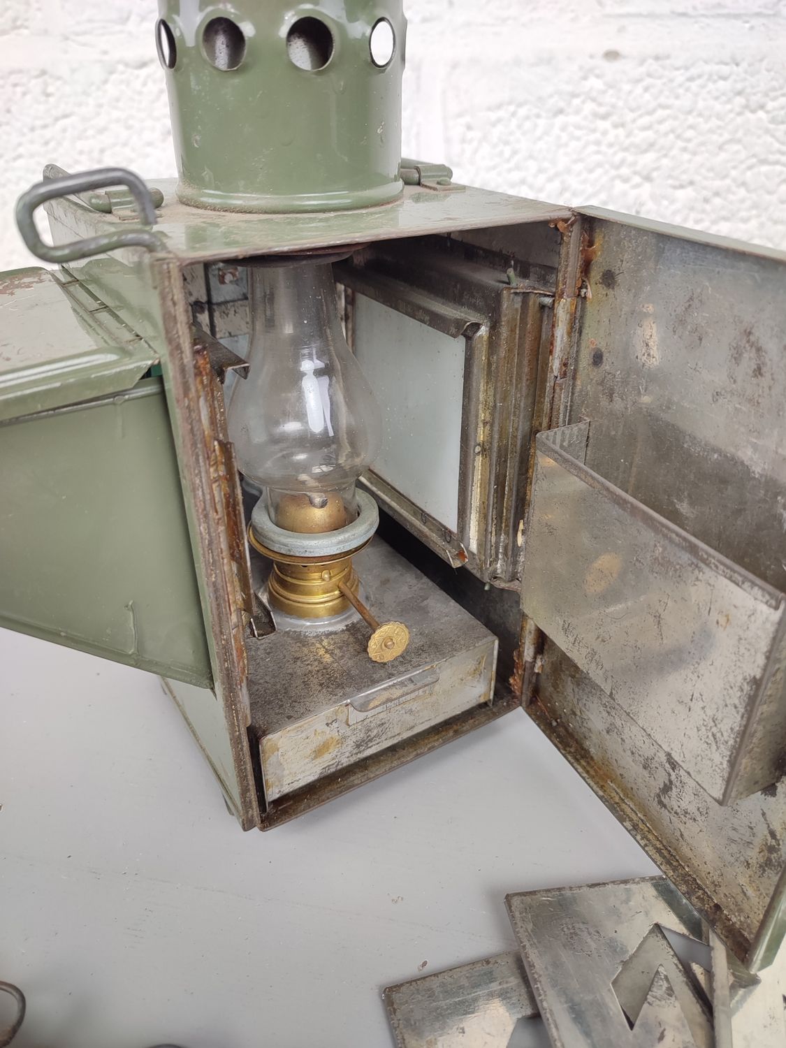 Military signal lamp
