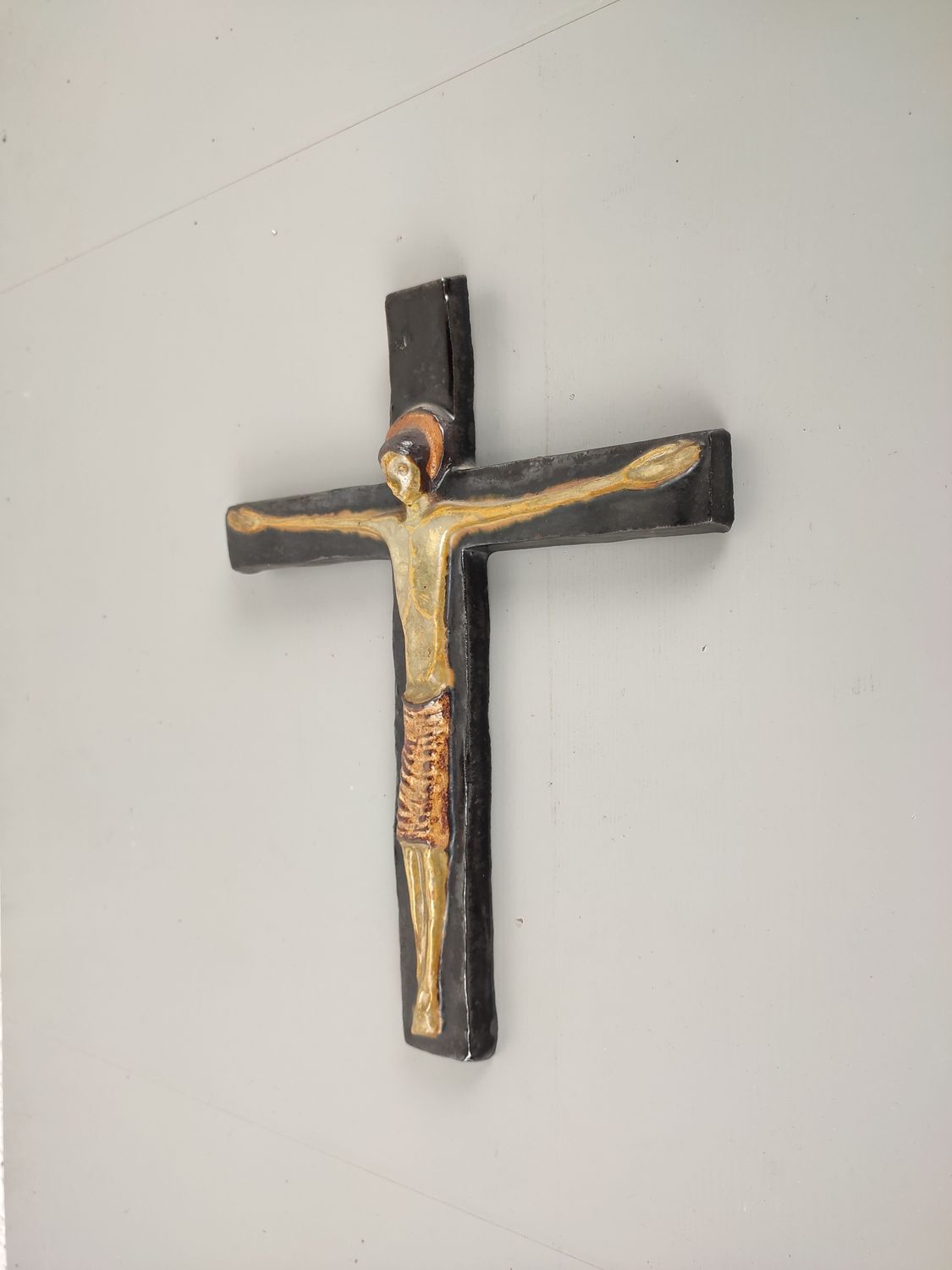 Ceramic crucifix by Amphora