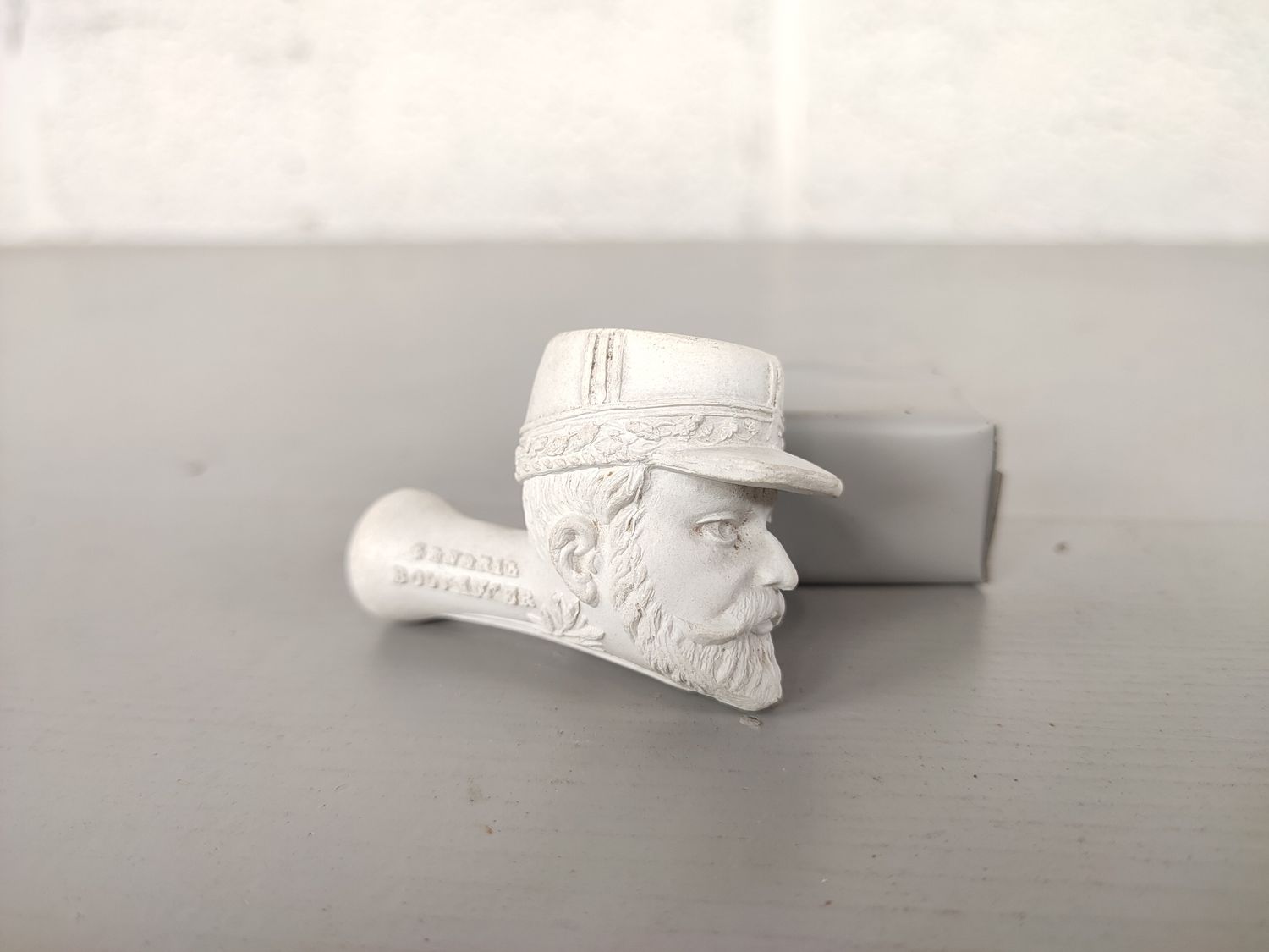 Clay pipe bowl General Boulanger