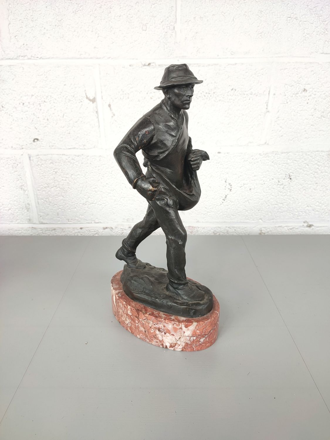 Bronze statue Hans Muller
