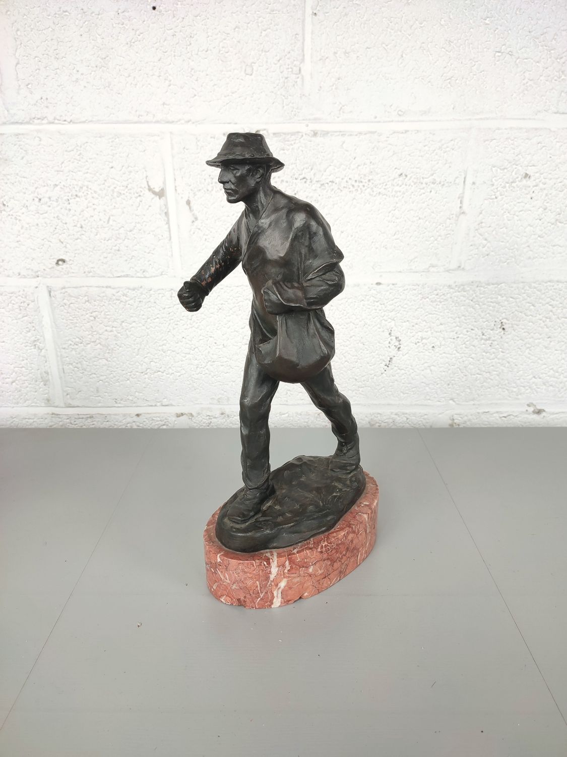 Bronze statue Hans Muller